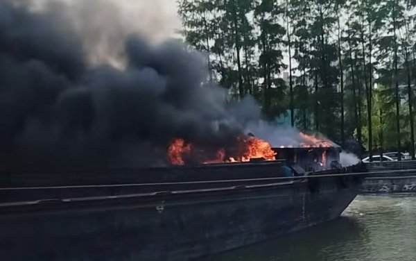 泰安配资 川杨河近浦三路桥一艘船只起火 幸无人员伤亡