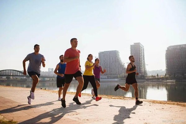 股涨柜 为什么越有钱的人，越爱早起跑步？这3个深层原因，比你想的更现实！