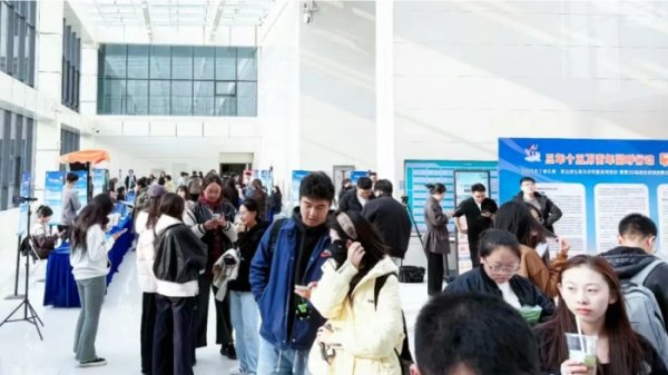 国信配资 内蒙古呼和浩特市总工会联合人社局举办高校巡回招聘会